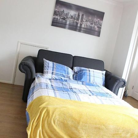 Private & Comfortable 2 Bedroom Home Away From Home Stanwell Exterior foto