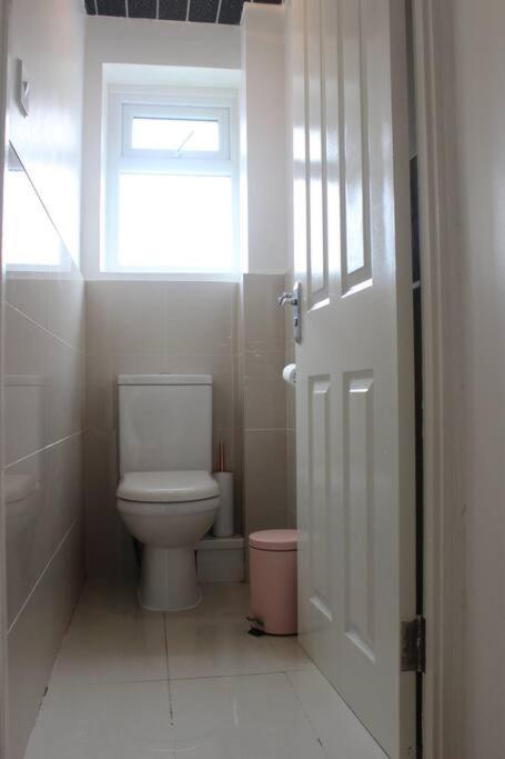 Private & Comfortable 2 Bedroom Home Away From Home Stanwell Exterior foto