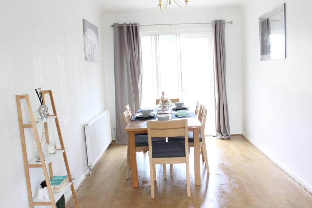 Private & Comfortable 2 Bedroom Home Away From Home Stanwell Exterior foto